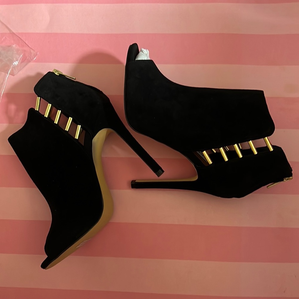 Open toes New Black suede size 5.5